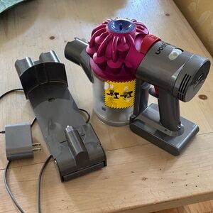 Dyson V7 Main Body and Docking Charger